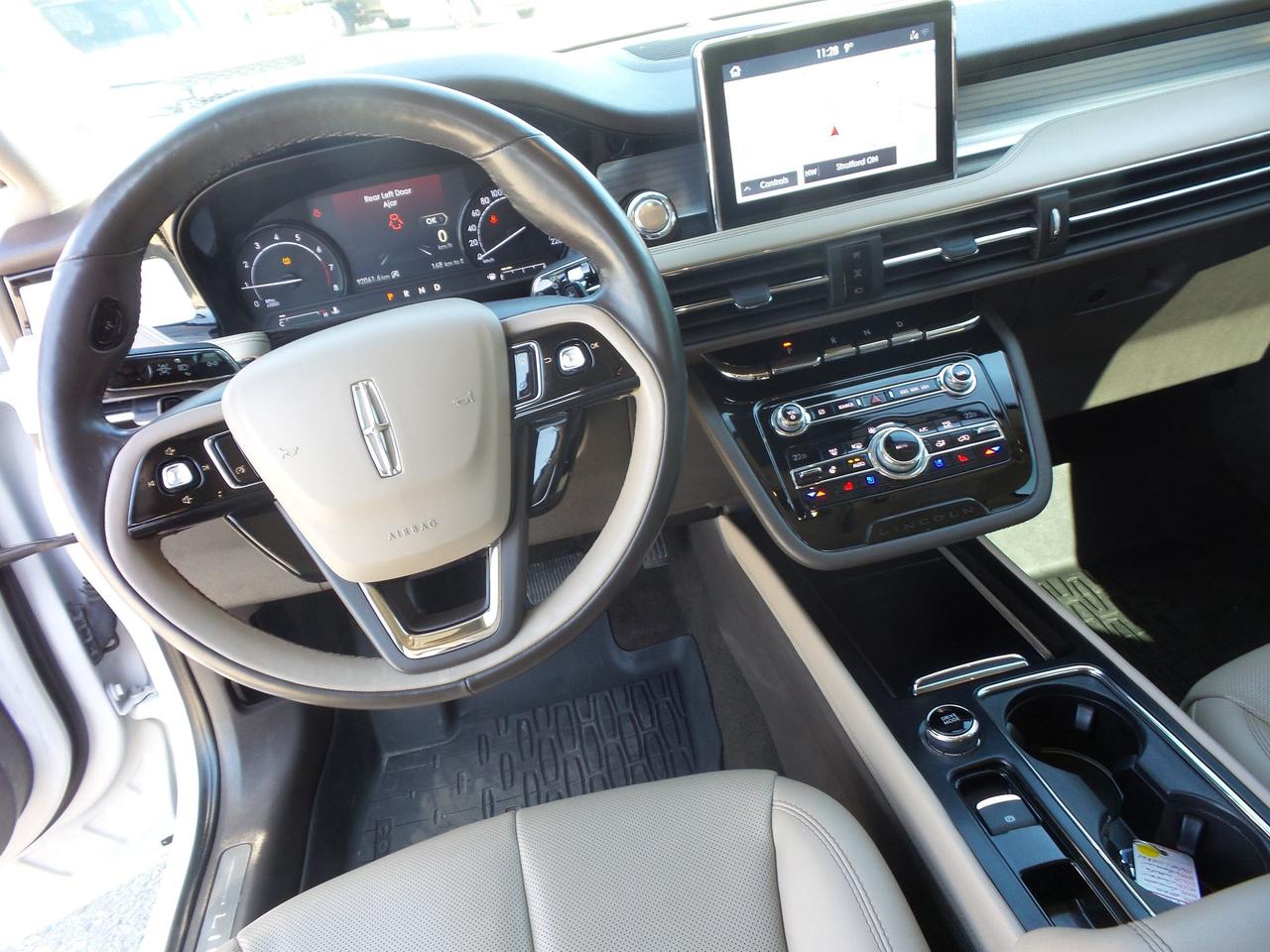 2020 Lincoln Corsair AWD, LOCAL TRADE, NAVIGATION, HEATED SEATS/WHEEL! Photo