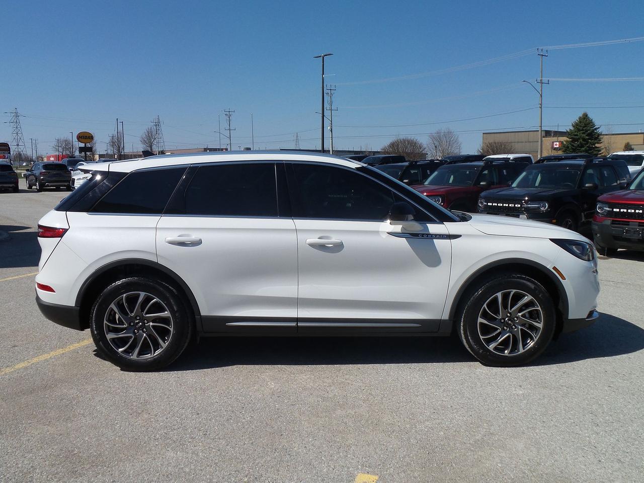 2020 Lincoln Corsair AWD, LOCAL TRADE, NAVIGATION, HEATED SEATS/WHEEL! Photo3