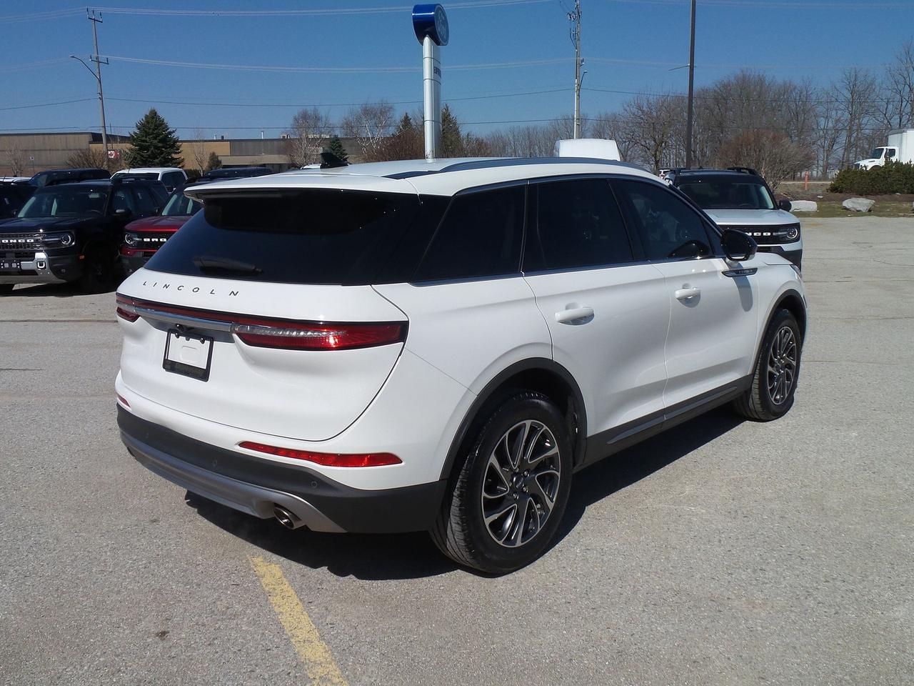 2020 Lincoln Corsair AWD, LOCAL TRADE, NAVIGATION, HEATED SEATS/WHEEL! Photo