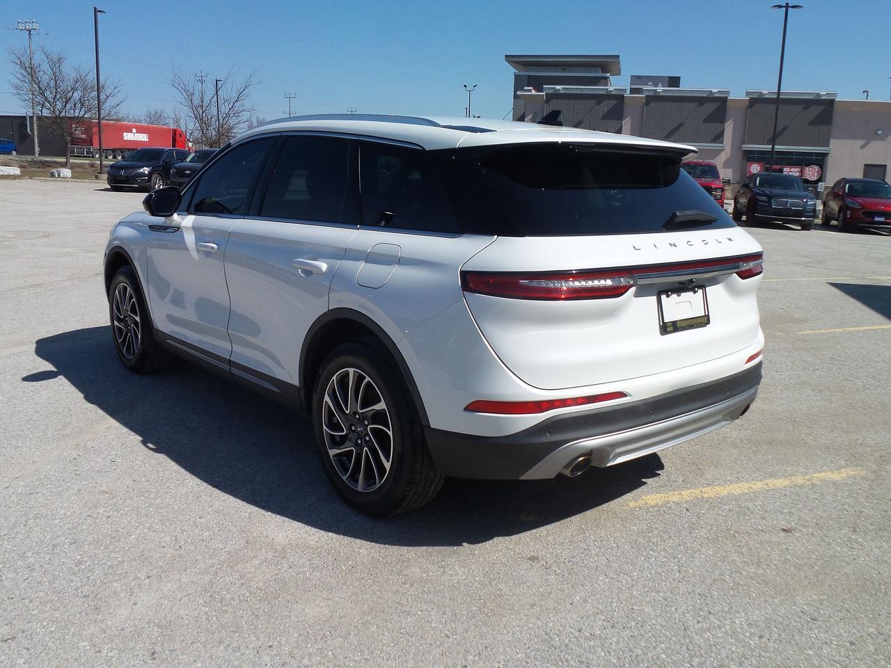 2020 Lincoln Corsair AWD, LOCAL TRADE, NAVIGATION, HEATED SEATS/WHEEL! Photo