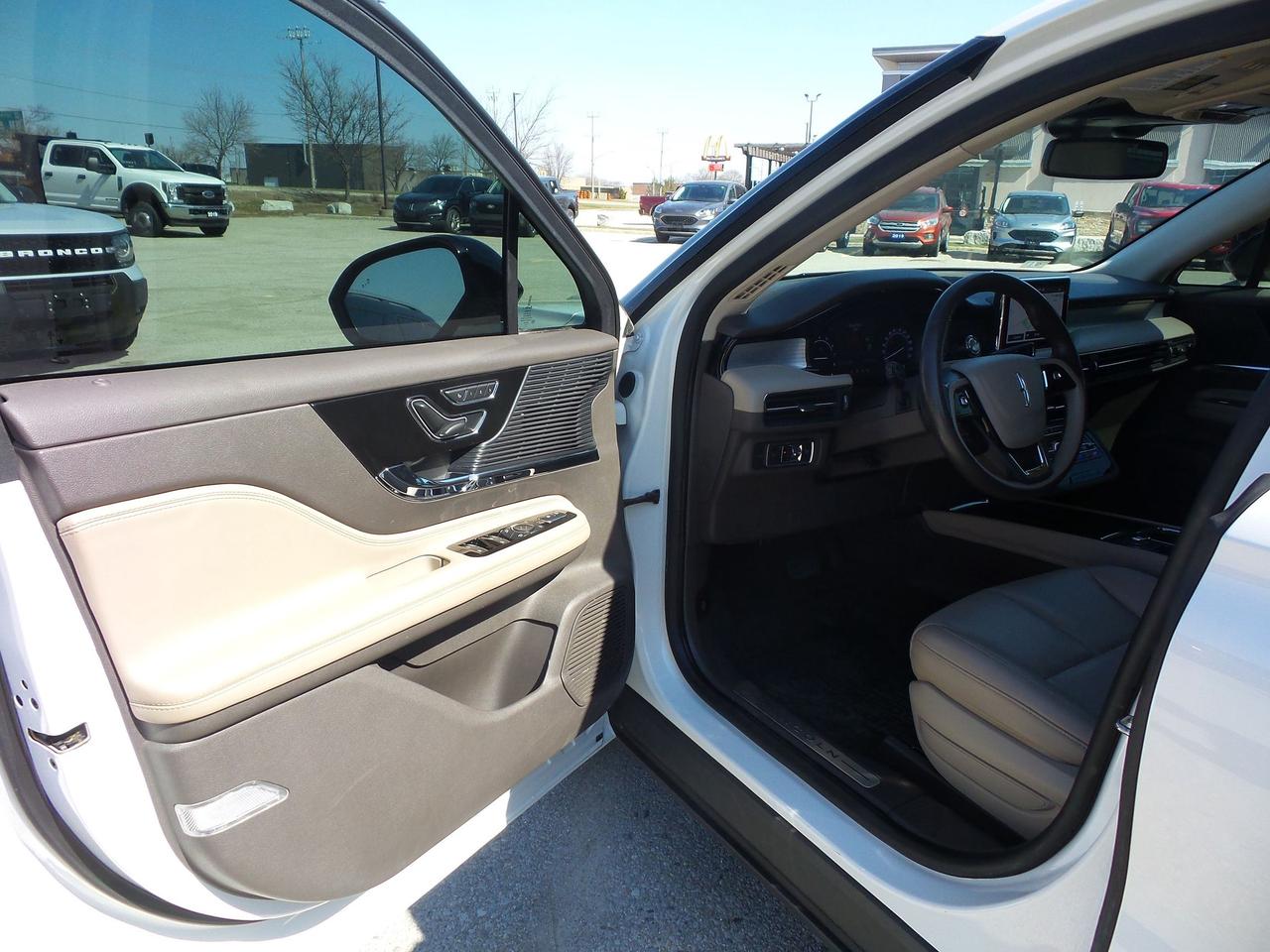 2020 Lincoln Corsair AWD, LOCAL TRADE, NAVIGATION, HEATED SEATS/WHEEL! Photo