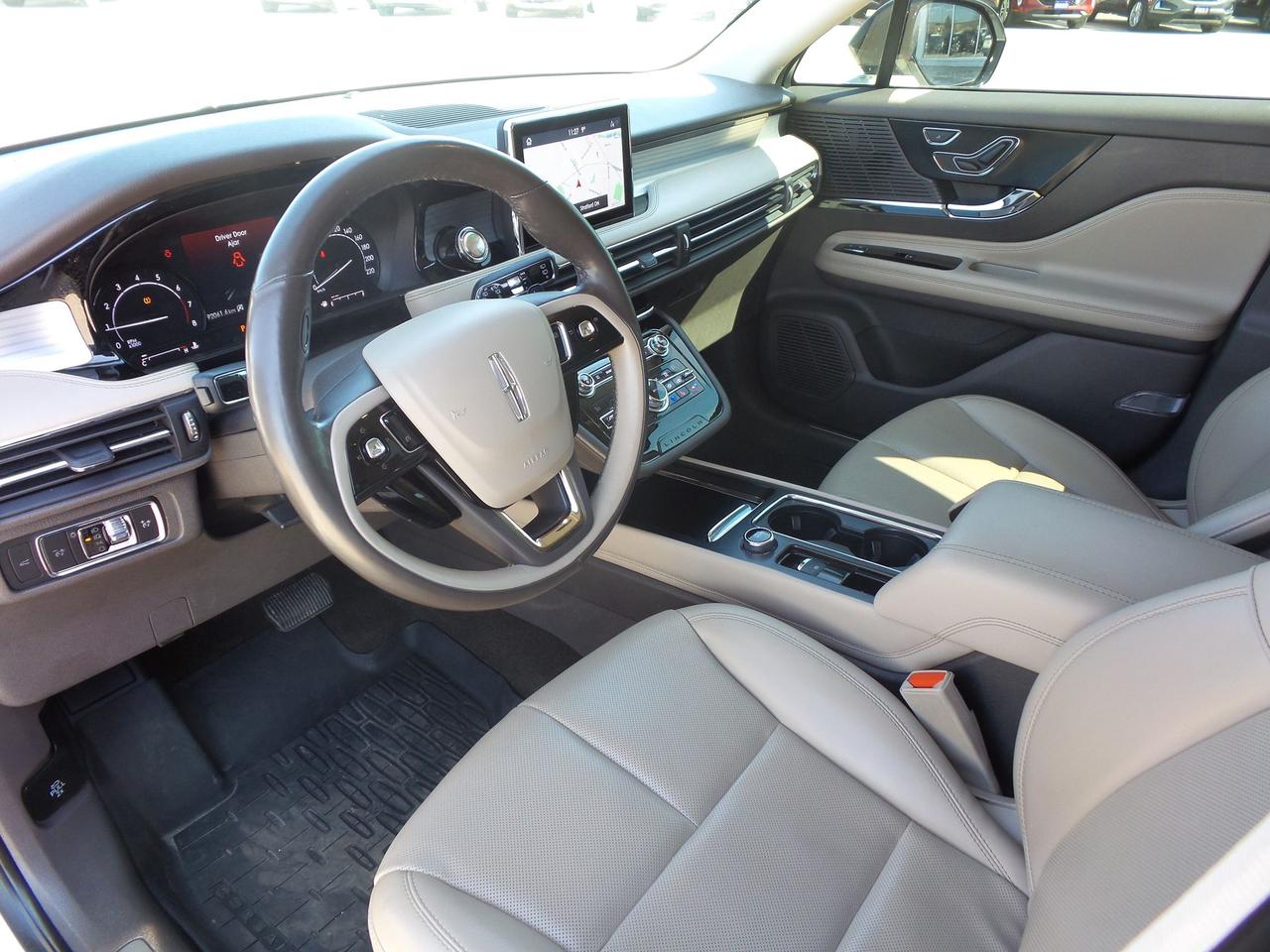 2020 Lincoln Corsair AWD, LOCAL TRADE, NAVIGATION, HEATED SEATS/WHEEL! Photo