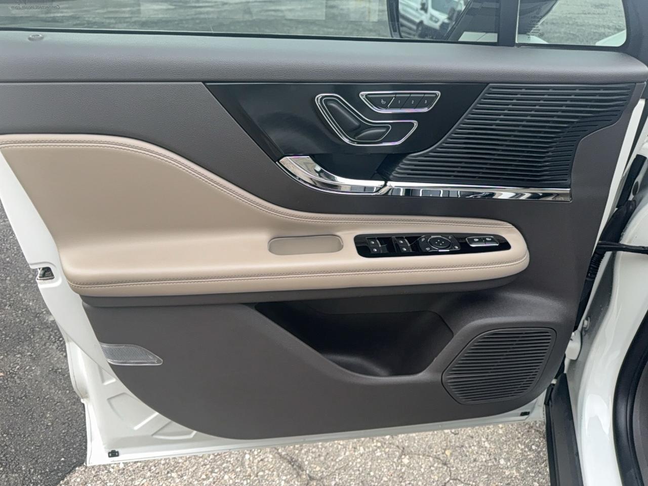 2020 Lincoln Corsair AWD, LOCAL TRADE, NAVIGATION, HEATED SEATS/WHEEL! Photo