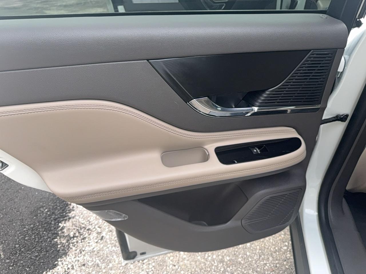 2020 Lincoln Corsair AWD, LOCAL TRADE, NAVIGATION, HEATED SEATS/WHEEL! Photo