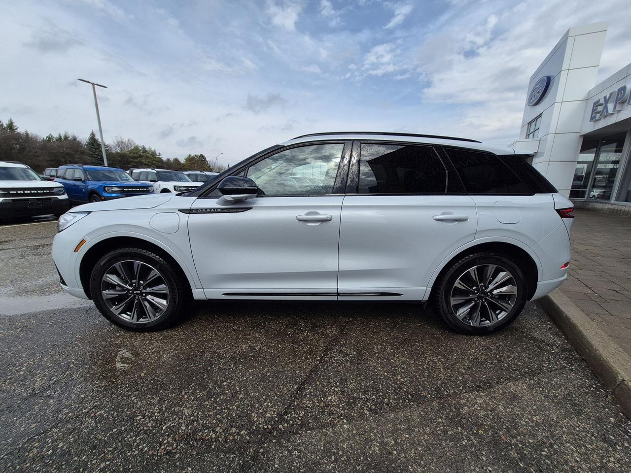 2025 Lincoln Corsair LOCAL TRADE! WINTER TIRES ON LINCOLN RIMS INCLUDED Photo