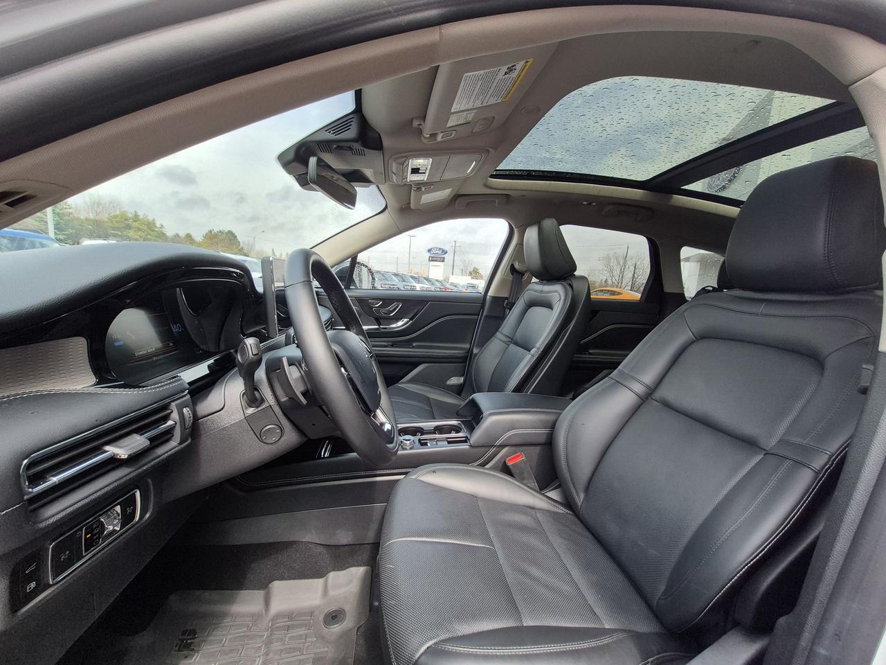 2025 Lincoln Corsair LOCAL TRADE! WINTER TIRES ON LINCOLN RIMS INCLUDED Photo