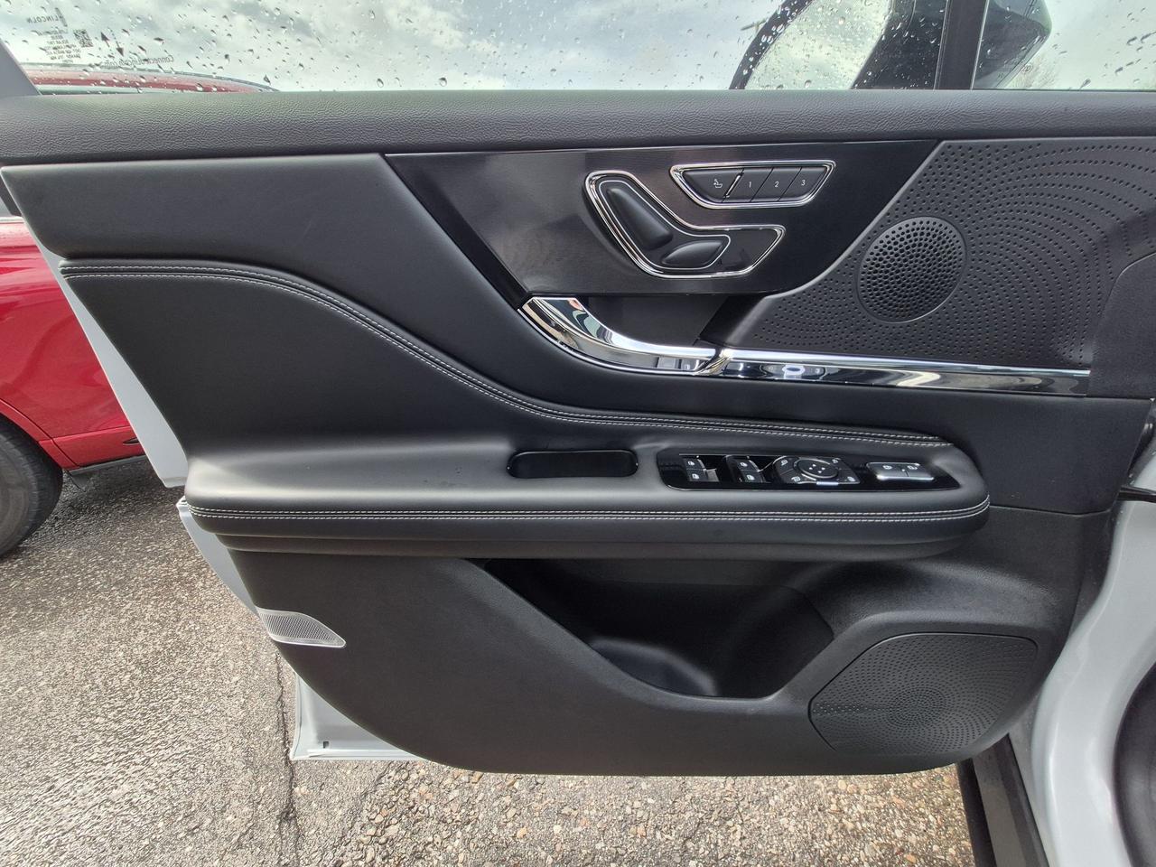 2025 Lincoln Corsair LOCAL TRADE! WINTER TIRES ON LINCOLN RIMS INCLUDED Photo