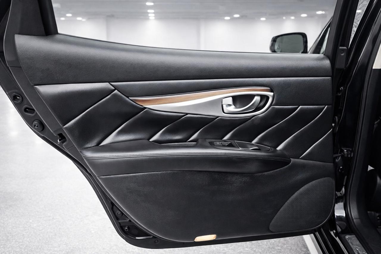 2016 Infiniti Q70 Premium Photo