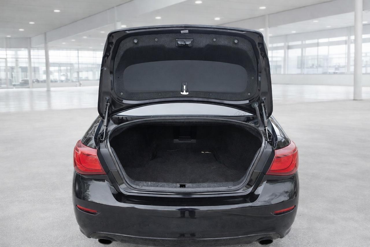 2016 Infiniti Q70 Premium Photo