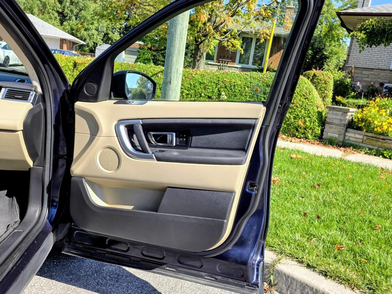 2016 Land Rover Discovery Sport HSE Photo