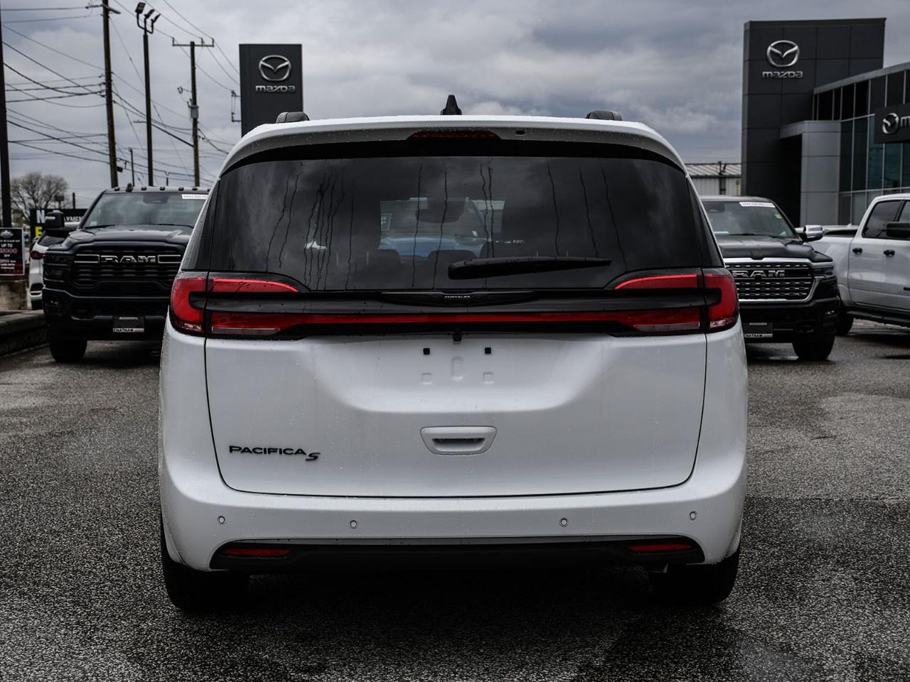 2026 Chrysler Pacifica Select FWD Photo2