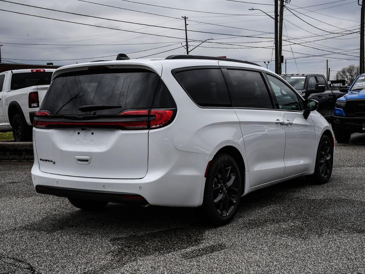 2026 Chrysler Pacifica Select FWD Photo3