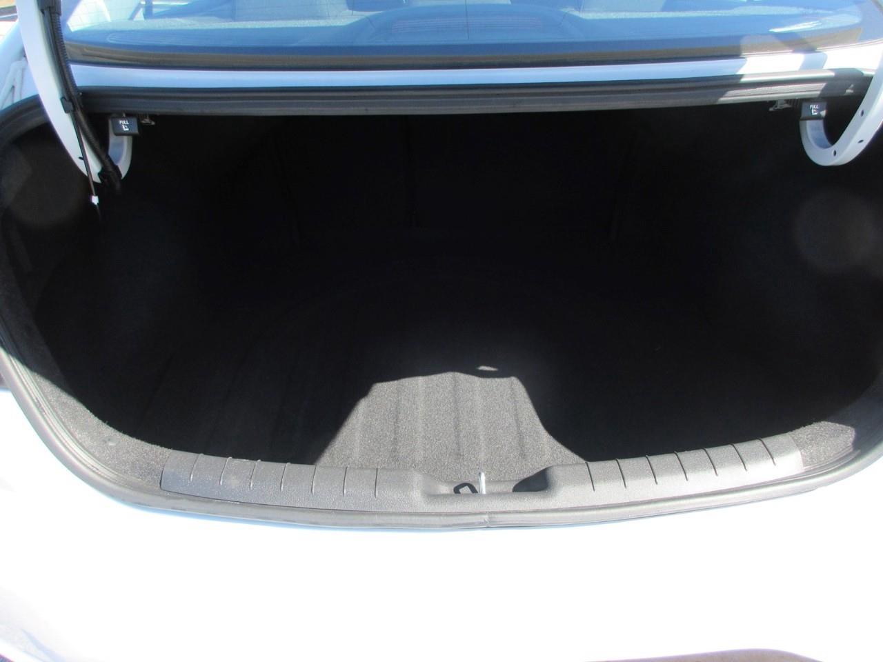 2020 Hyundai Elantra Preferred w/Sun & Safety Package Photo4