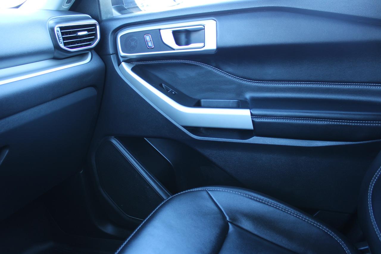 2023 Ford Explorer XLT 4WD Photo