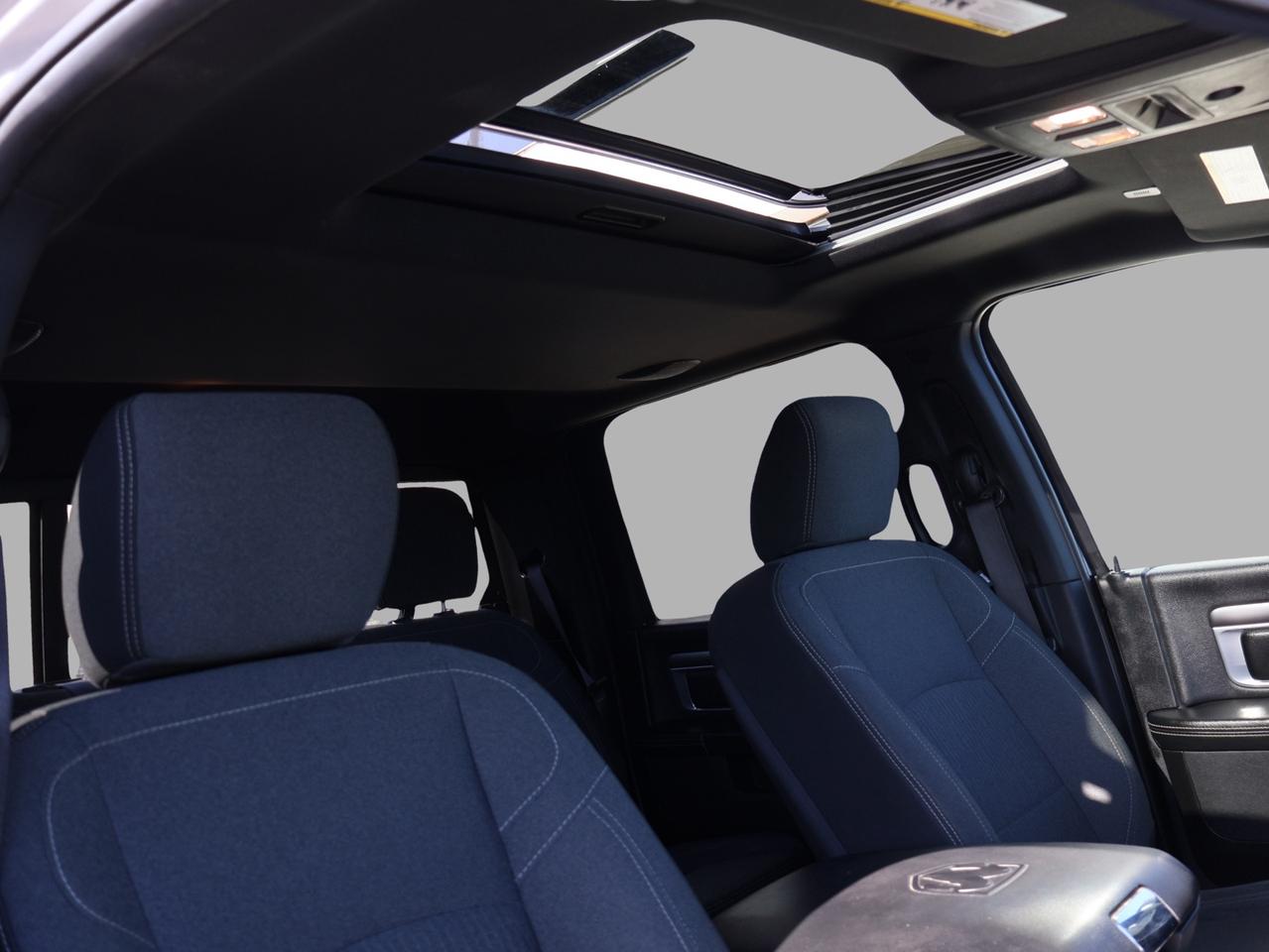 2021 RAM 1500 Classic WARLOCK HEMI 4WD CERTIFIED *1 OWNER*ACCIDENT FREE*DODGE MAINTAIN*  CAMERA BLUETOOTH HEATED SEATS/STEERING CRUISE ALLOYS Photo