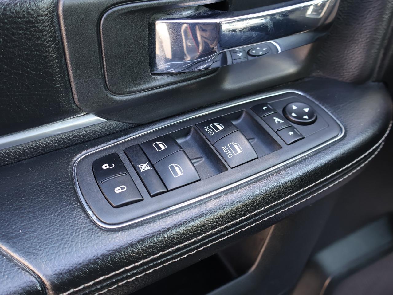 2021 RAM 1500 Classic WARLOCK HEMI 4WD CERTIFIED *1 OWNER*ACCIDENT FREE*DODGE MAINTAIN*  CAMERA BLUETOOTH HEATED SEATS/STEERING CRUISE ALLOYS Photo