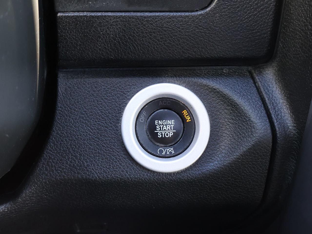 2021 RAM 1500 Classic WARLOCK HEMI 4WD CERTIFIED *1 OWNER*ACCIDENT FREE*DODGE MAINTAIN*  CAMERA BLUETOOTH HEATED SEATS/STEERING CRUISE ALLOYS Photo