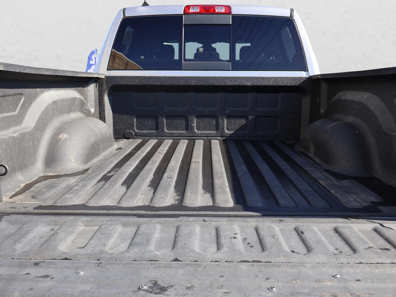 2021 RAM 1500 Classic WARLOCK HEMI 4WD CERTIFIED *1 OWNER*ACCIDENT FREE*DODGE MAINTAIN*  CAMERA BLUETOOTH HEATED SEATS/STEERING CRUISE ALLOYS Photo