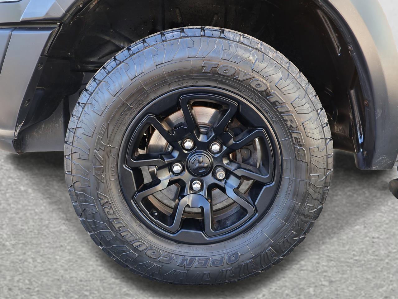 2021 RAM 1500 Classic WARLOCK HEMI 4WD CERTIFIED *1 OWNER*ACCIDENT FREE*DODGE MAINTAIN*  CAMERA BLUETOOTH HEATED SEATS/STEERING CRUISE ALLOYS Photo