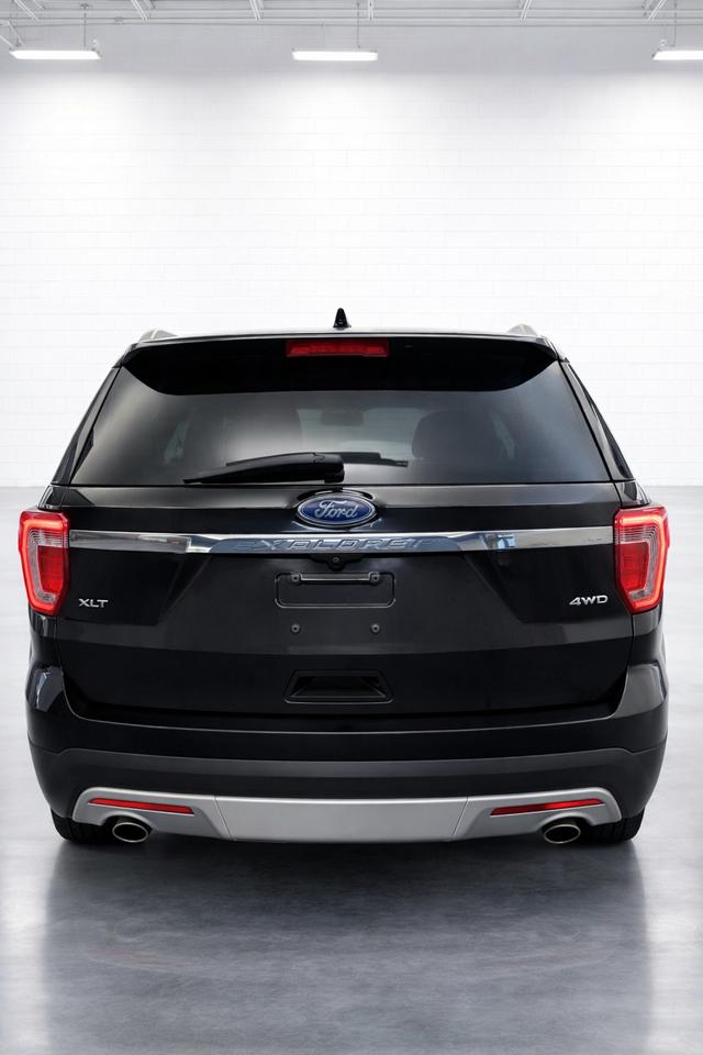 2017 Ford Explorer XLT V6 4WD One Owner Photo4