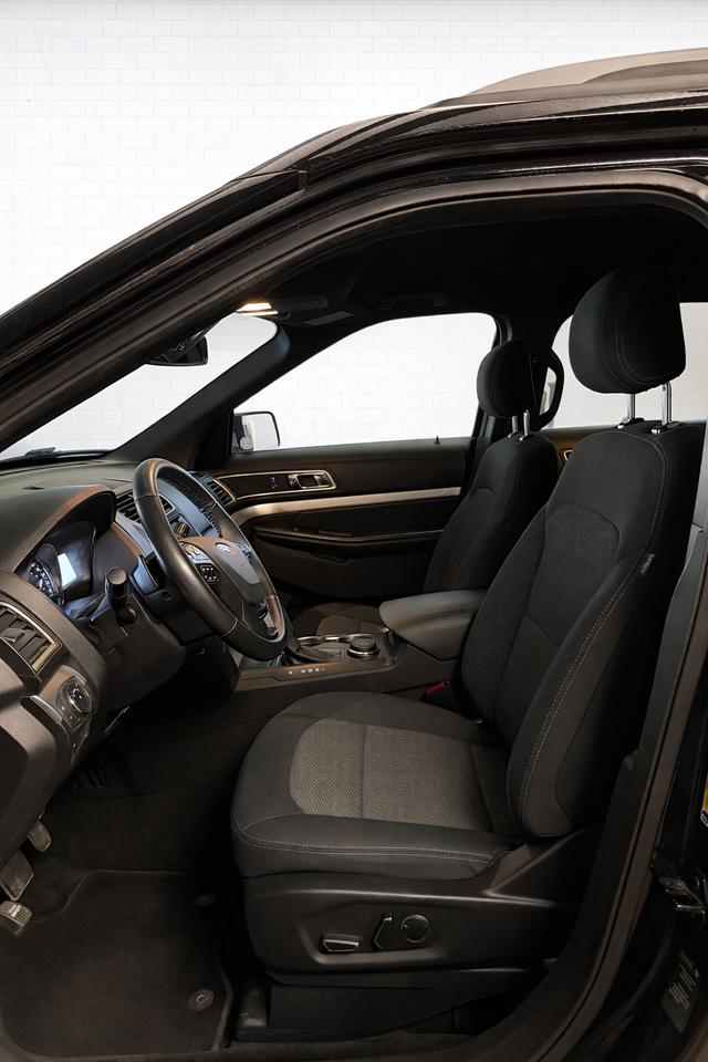 2017 Ford Explorer XLT V6 4WD One Owner Photo