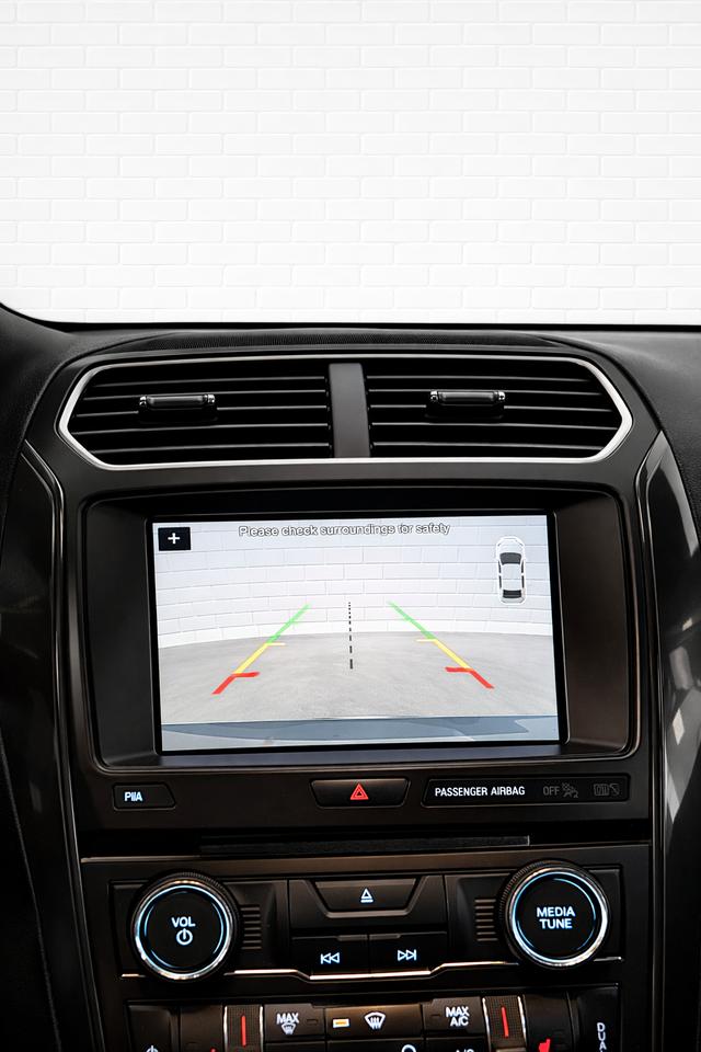 2017 Ford Explorer XLT V6 4WD One Owner Photo