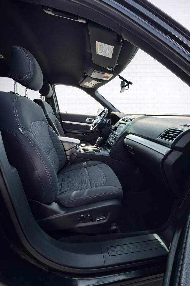 2017 Ford Explorer XLT V6 4WD One Owner Photo