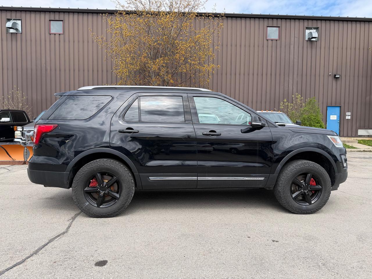 2017 Ford Explorer XLT V6 4WD One Owner Photo4