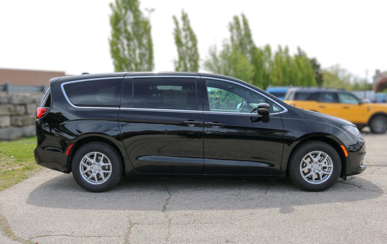 2026 Dodge Grand Caravan SXT 2WD Photo3