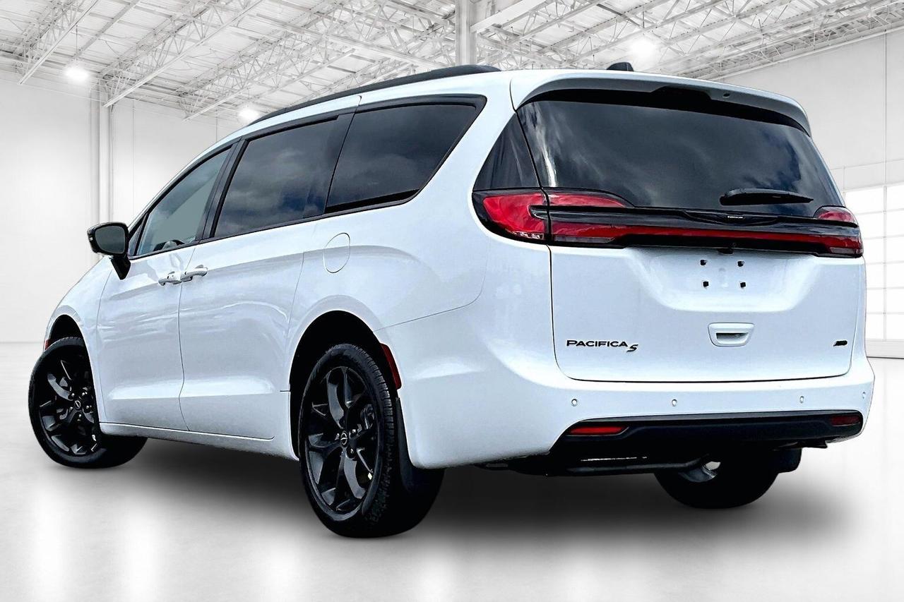 2026 Chrysler Pacifica SELECT AWD | Leather | Sunroof | Safety Sphere Photo2