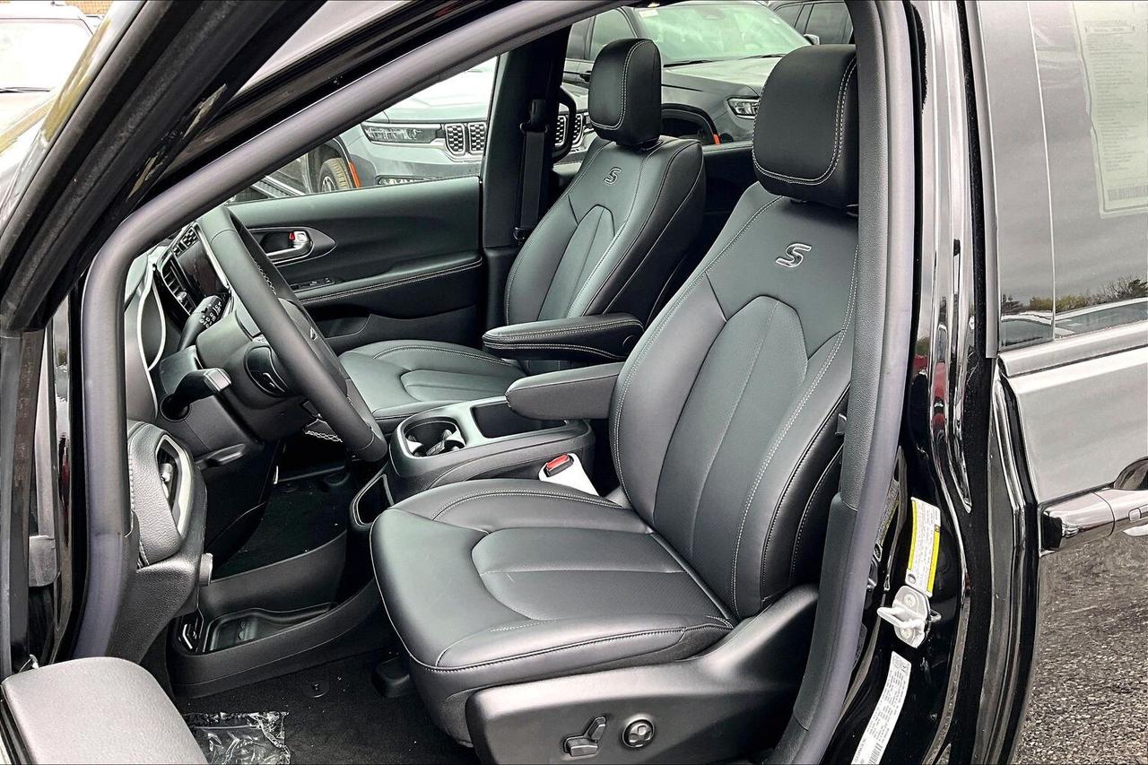 2026 Chrysler Pacifica SELECT | Leather | Sunroof | S App Pkg | Safety Photo