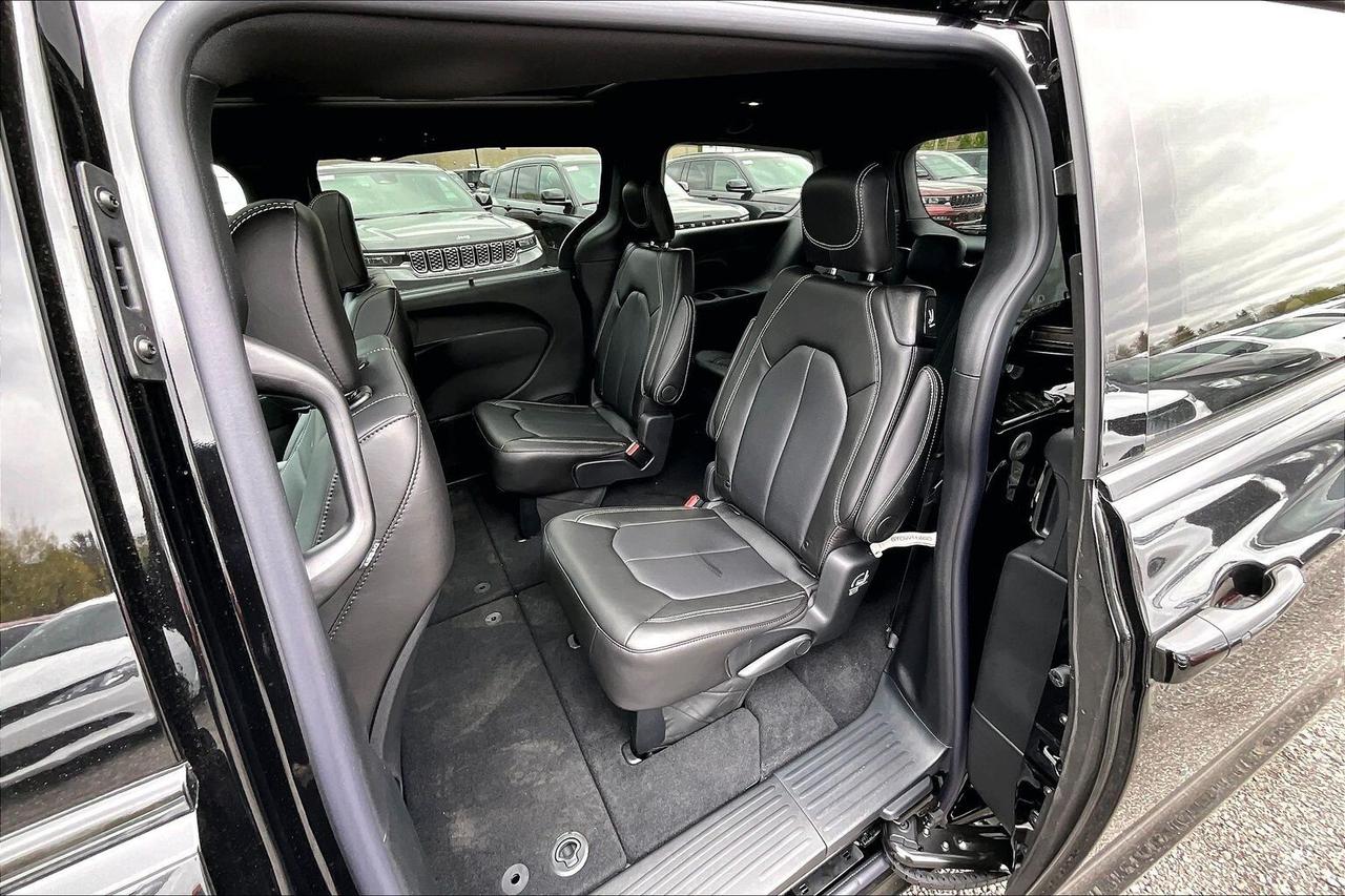 2026 Chrysler Pacifica SELECT | Leather | Sunroof | S App Pkg | Safety Photo