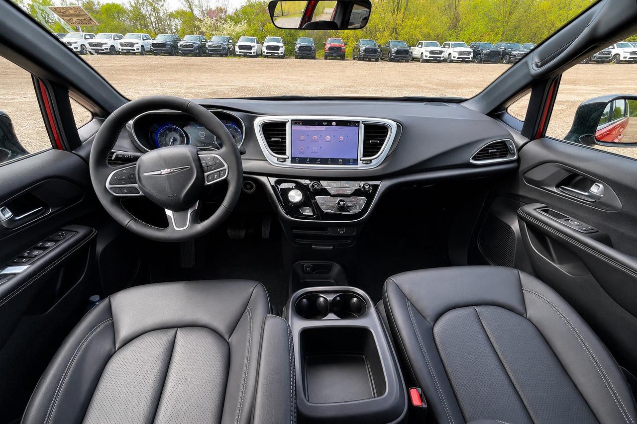 2026 Dodge Grand Caravan SXT | 10.1" Touch Screen | Leather | Stow N Go Photo