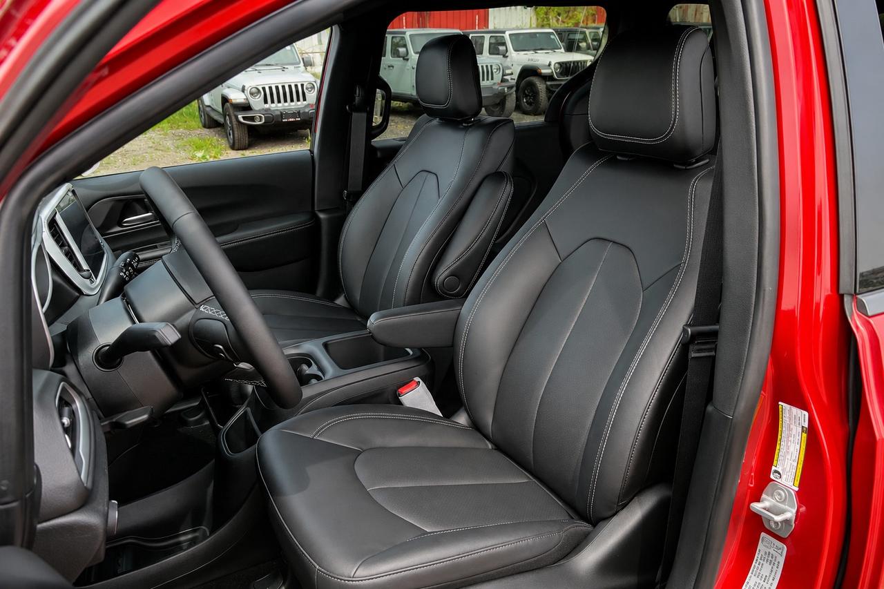 2026 Dodge Grand Caravan SXT | 10.1" Touch Screen | Leather | Stow N Go Photo