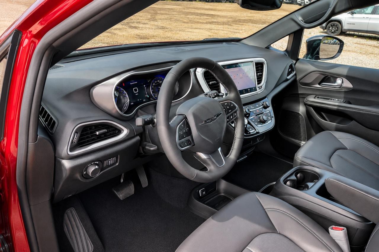 2026 Dodge Grand Caravan SXT | 10.1" Touch Screen | Leather | Stow N Go Photo