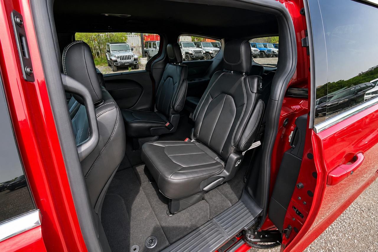 2026 Dodge Grand Caravan SXT | 10.1" Touch Screen | Leather | Stow N Go Photo