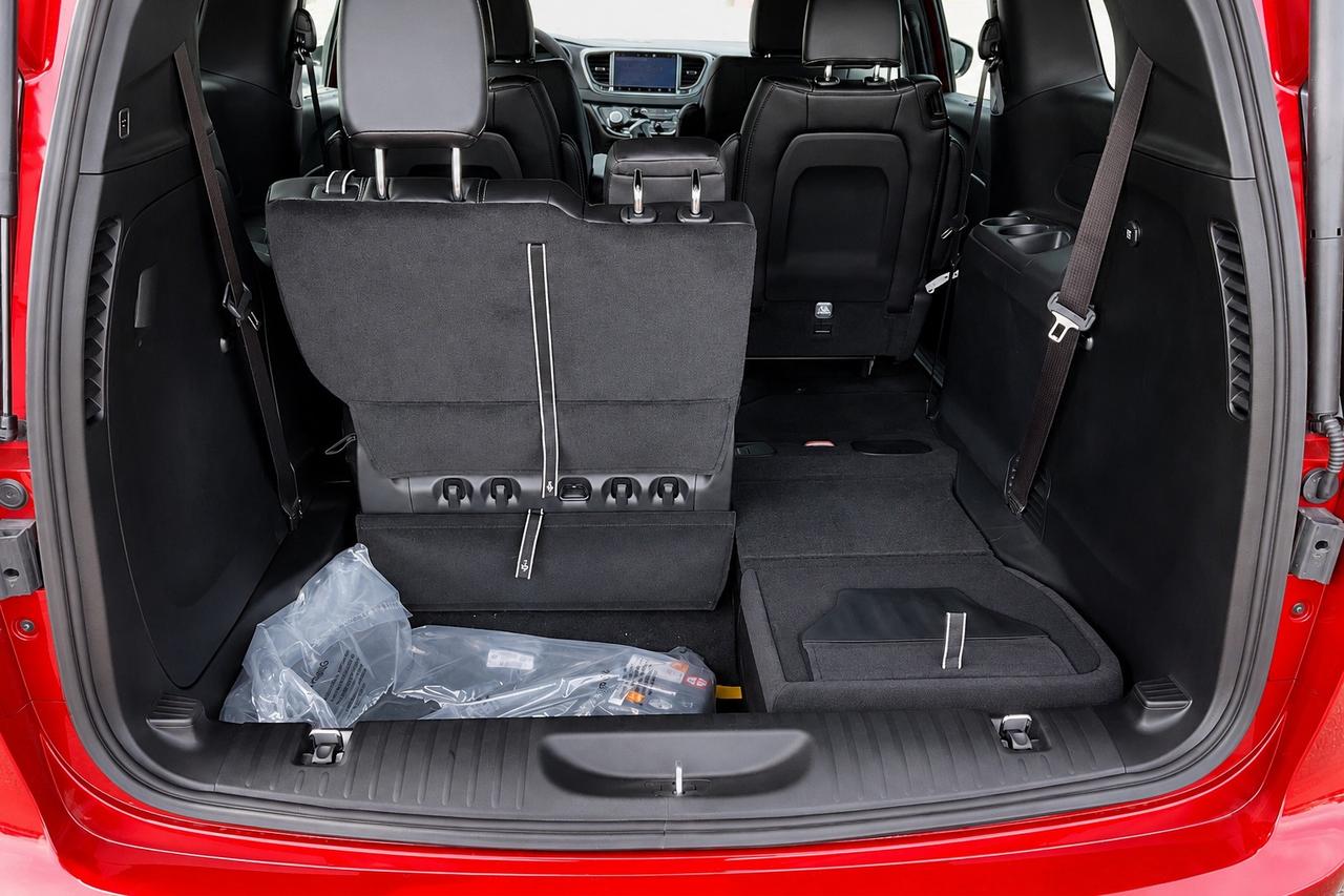 2026 Dodge Grand Caravan SXT | 10.1" Touch Screen | Leather | Stow N Go Photo