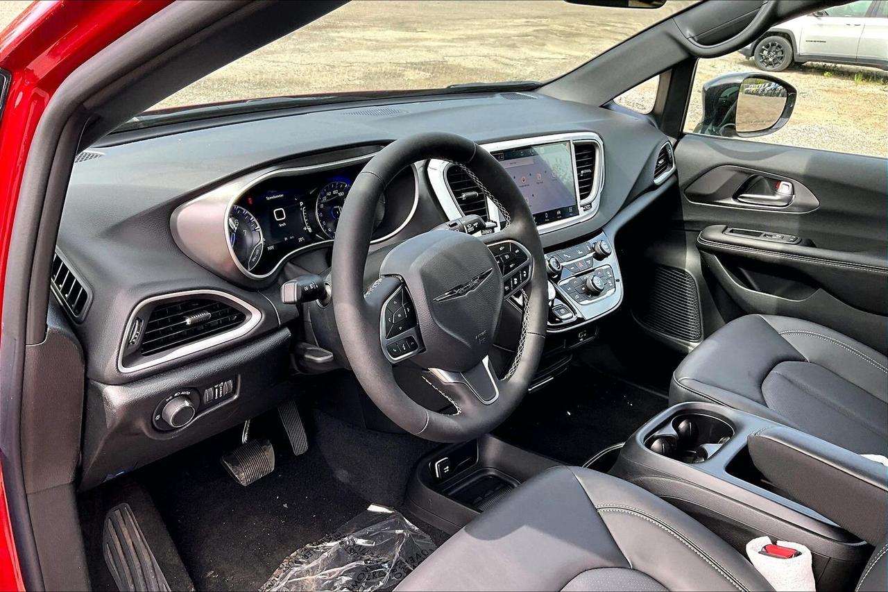 2026 Dodge Grand Caravan SXT | 10.1" Touch Screen | Leather | Stow N Go Photo
