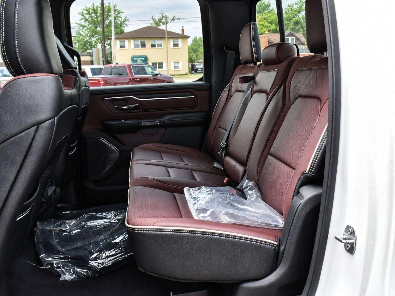 2026 RAM 1500 LIMITED | Night Pkg | HEMI | Pano Roof | Level A Photo