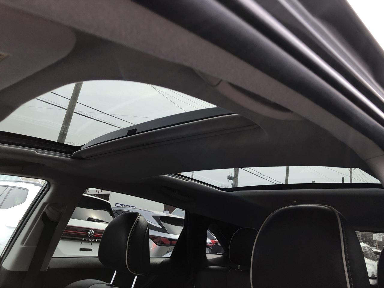 2014 Toyota Venza V6 LIMITED AWD, LEATHER, DUAL ROOF, HTD. SEATS, JB Photo