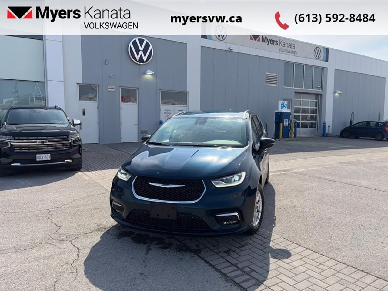 2023 Chrysler Pacifica Touring L  - Apple CarPlay Photo0