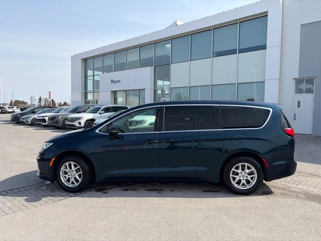 2023 Chrysler Pacifica Touring L  - Apple CarPlay Photo