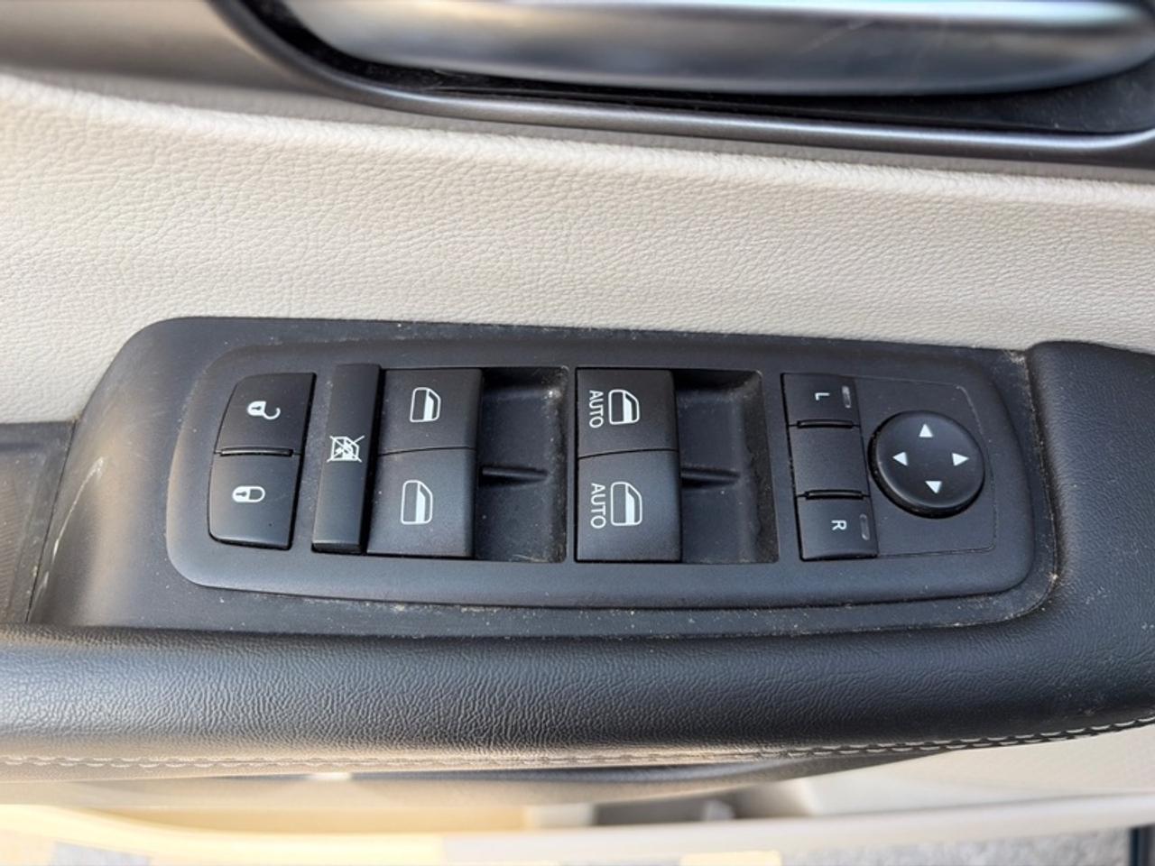 2023 Chrysler Pacifica Touring L  - Apple CarPlay Photo