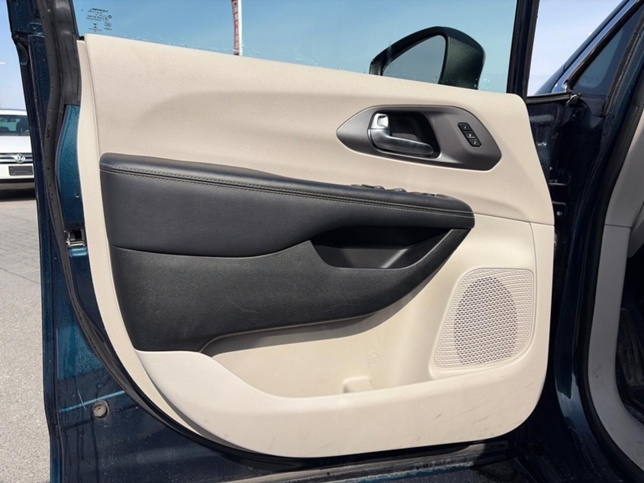 2023 Chrysler Pacifica Touring L  - Apple CarPlay Photo