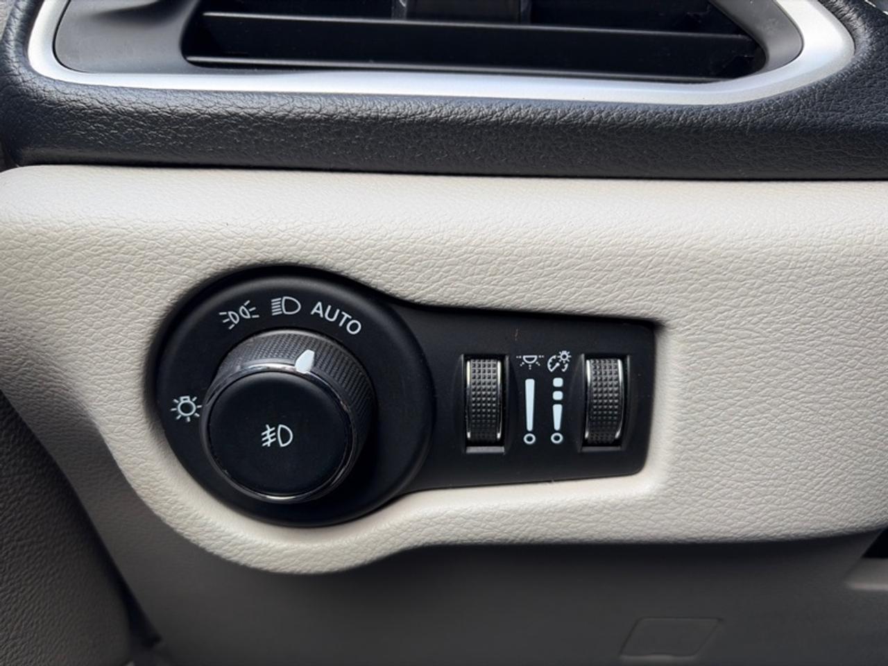 2023 Chrysler Pacifica Touring L  - Apple CarPlay Photo