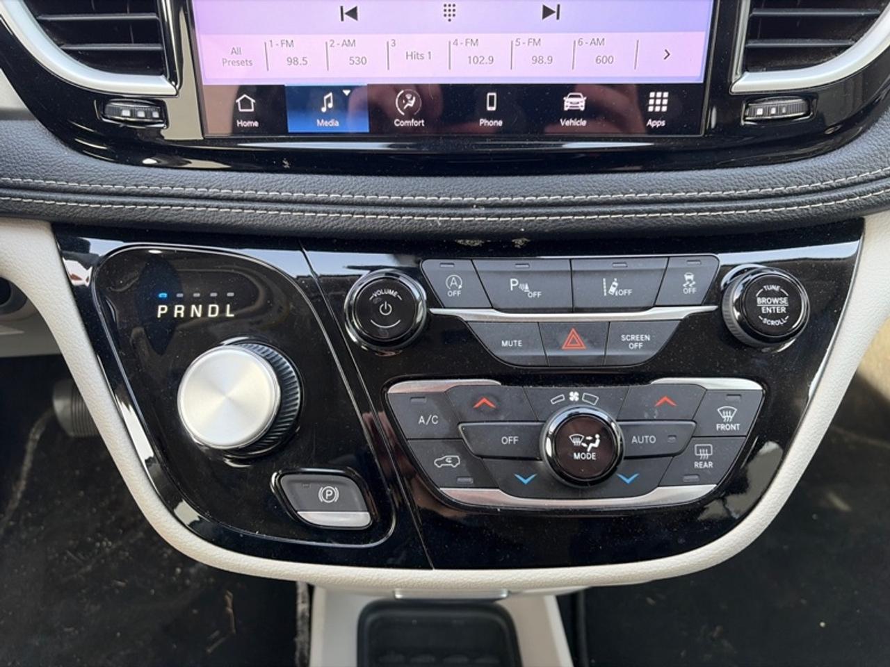 2023 Chrysler Pacifica Touring L  - Apple CarPlay Photo