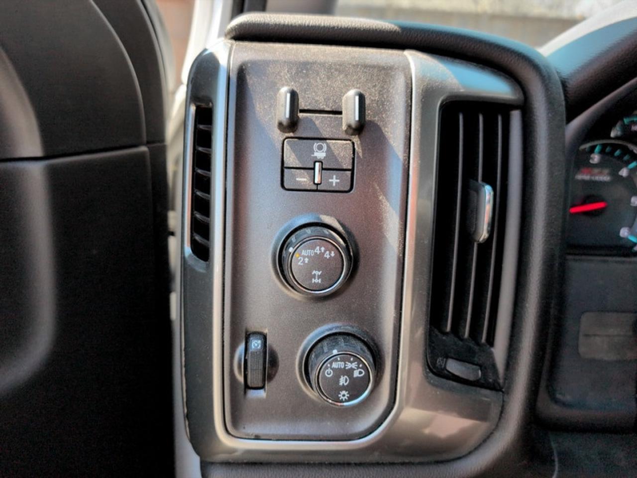 2018 Chevrolet Silverado 1500 2LT  *Z71 PKG - CLEAN CF* Photo