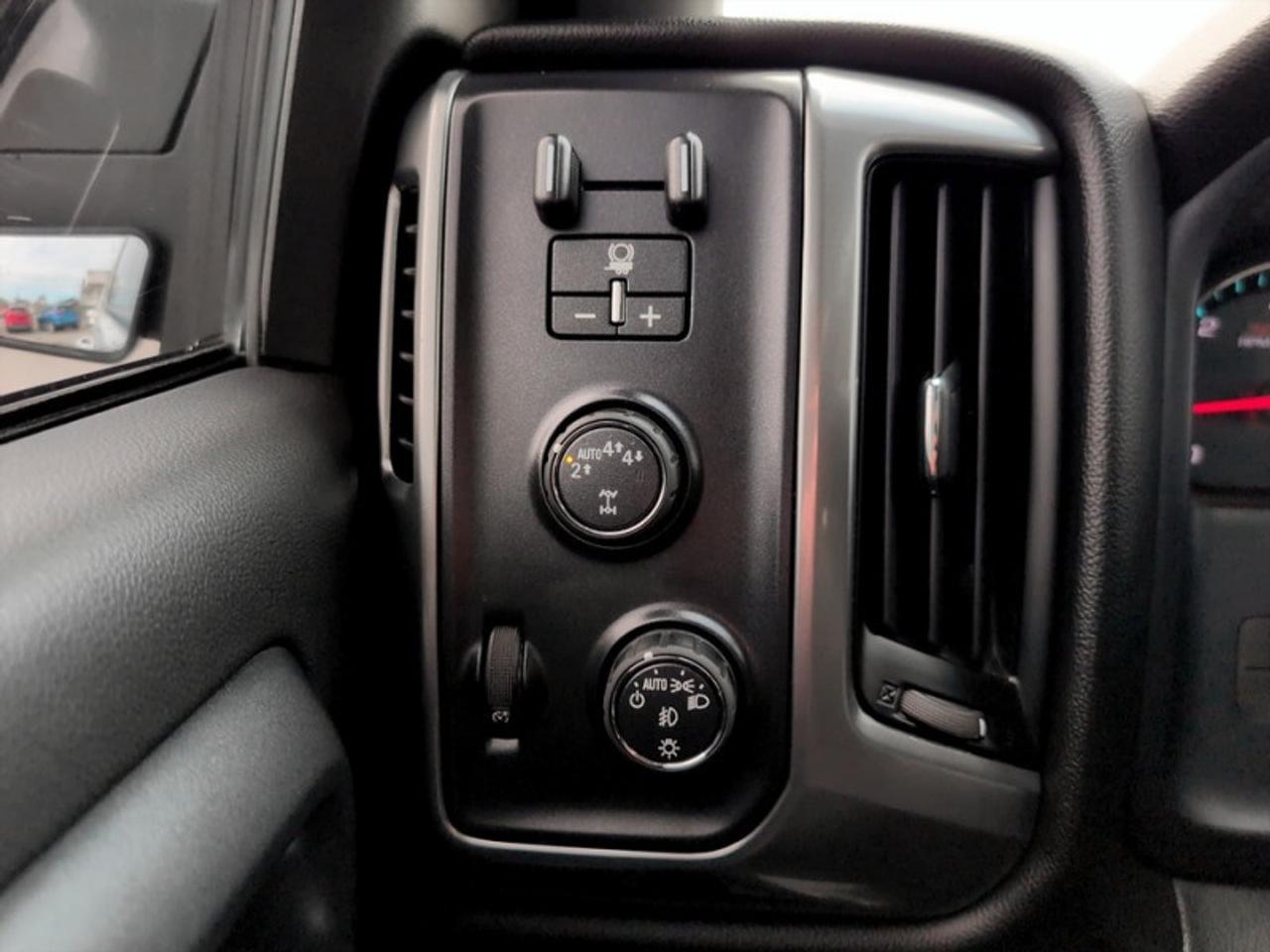 2018 Chevrolet Silverado 1500 2LT  *Z71 PKG - CLEAN CF* Photo