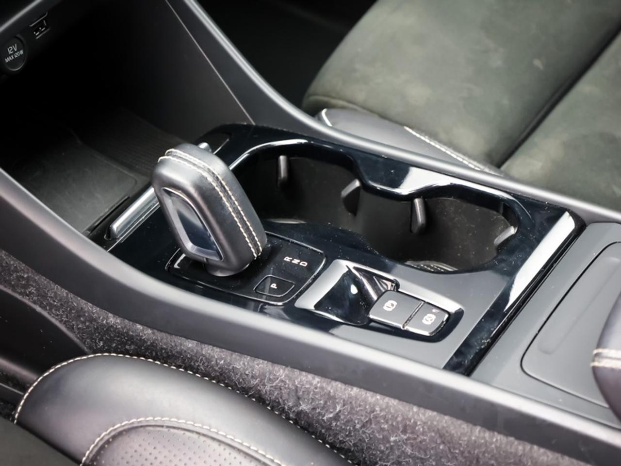 2020 Volvo XC40 T5 AWD R-Design  - Sport Package - $76.19 /Wk Photo