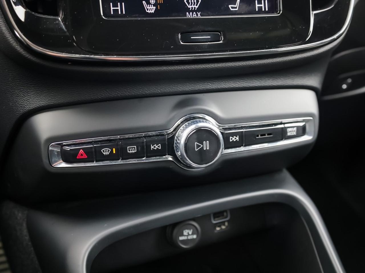 2020 Volvo XC40 T5 AWD R-Design  - Sport Package - $76.19 /Wk Photo